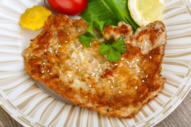 Susam ile domuz eti schnitzel