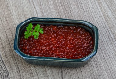 Kırmızı havyar kasede.