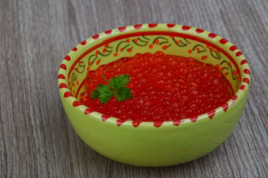 Kırmızı havyar kasede.