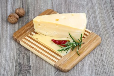 Üçgen sarı peynir