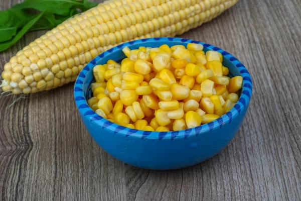 Kukurydza w misce — Zdjęcie stockowe