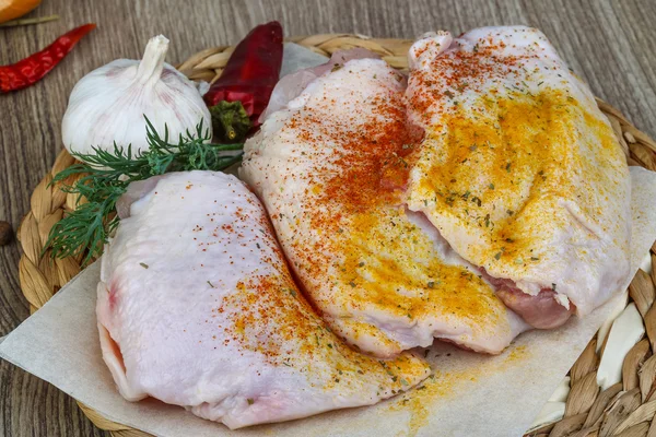 Raw chicken thights — Stock Photo, Image