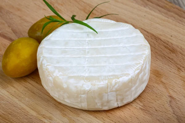 Yuvarlak Brie peyniri — Stok fotoğraf