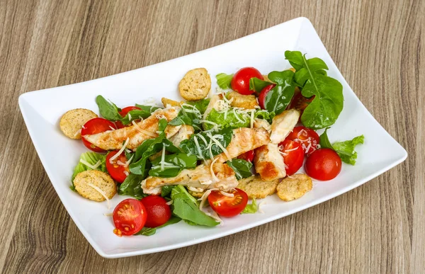 Salada Caesar com frango grelhado — Fotografia de Stock