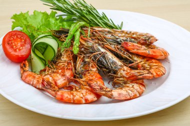 Kuşkonmaz ile ızgara karides