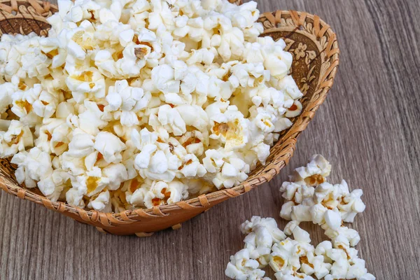 Pop-corn chaud dans le panier — Photo