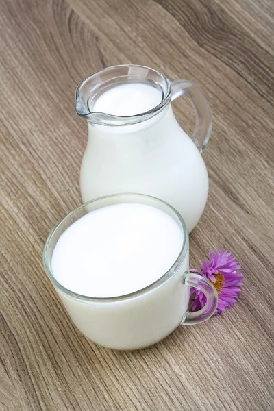 Milch in Glas und Krug — Stockfoto