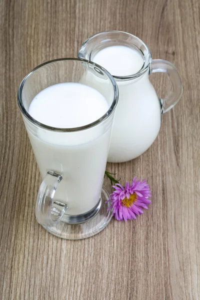 Молоко в стакане и кувшине — стоковое фото