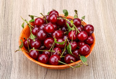 Kabın içinde Olgun Kiraz