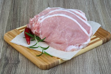 pişmemiş domuz biftek