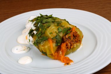 Otlar ile doldurulmuş biber