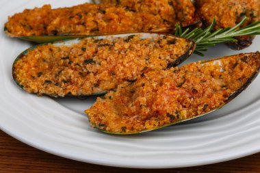 Ekmek ile pişmiş midye