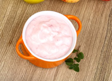 Srawberry yoğurt kabın içinde