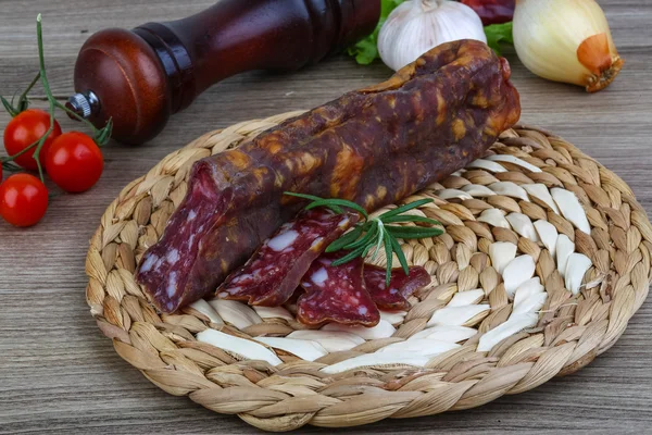 Salami worst met rozemarijn — Stockfoto