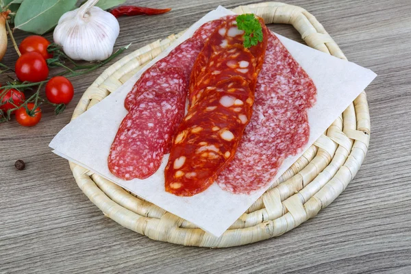 Salame salsicha no fundo de madeira — Fotografia de Stock