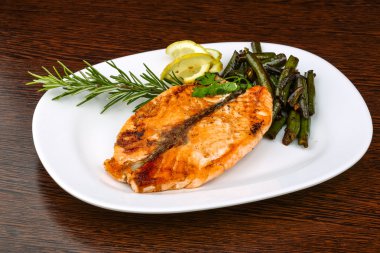 Yeşil fasulye ile ızgara somon