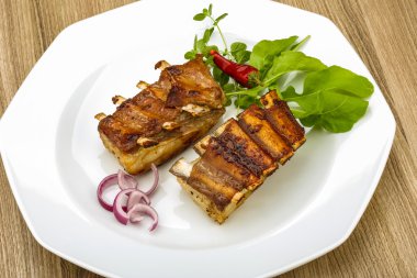 Kızarmış kuzu kaburgası