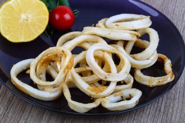 Kızarmış kalamar halkaları