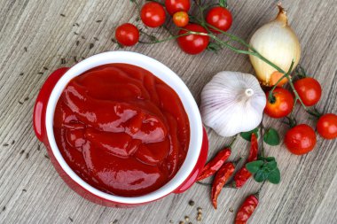 Kabın içinde domates ketçap