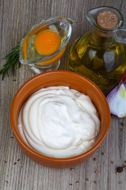 Kabın içinde mayonez sos