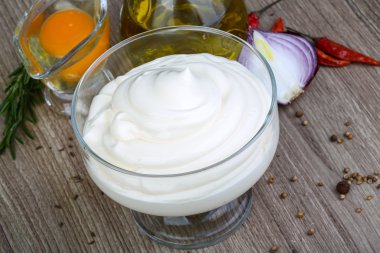 Kabın içinde mayonez sos