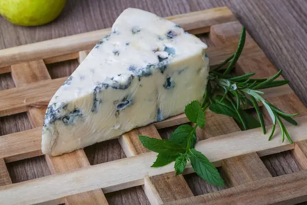 Queso azul con romero —  Fotos de Stock