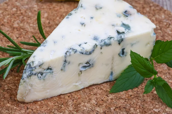 蓝纹奶酪配迷迭香 — 图库照片