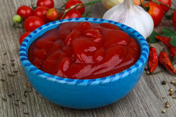 Tomatenketchup in de kom — Stockfoto