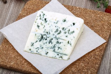 mavi peynir otlar ile