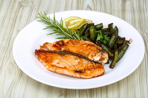 Gegrilde zalm met groene bonen — Stockfoto