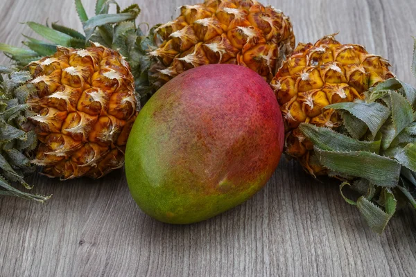 Mini-Ananas und Mango — Stockfoto