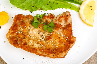 Susam ile domuz eti schnitzel