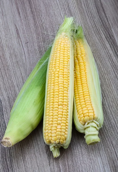 Zoete ruwe verse maïs — Stockfoto