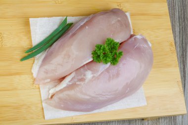 Çiğ tavuk göğsü.