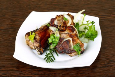 Izgara domuz pirzolası.