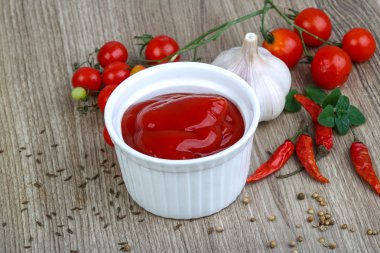 Kabın içinde domates ketçap