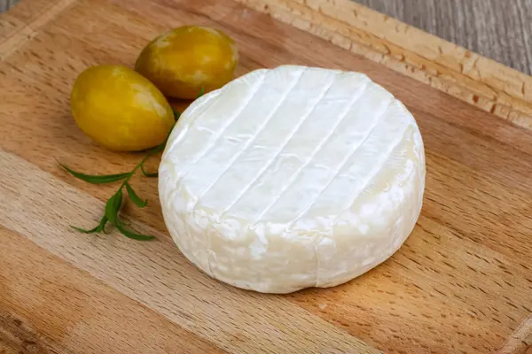 Kerek Brie sajt — Stock Fotó