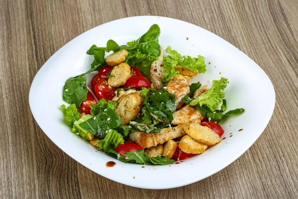 Salada de césar na tigela — Fotografia de Stock