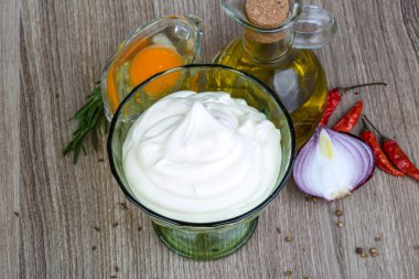 Kabın içinde mayonez sos