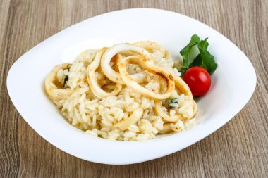 Kabın içinde kalamar risotto