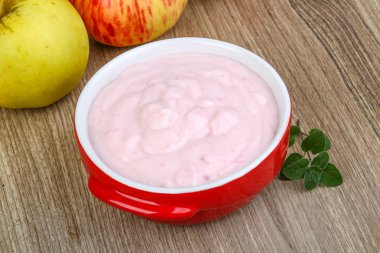 Srawberry yoğurt kabın içinde