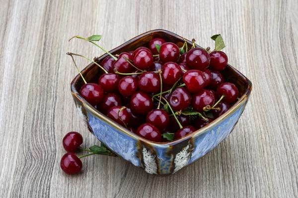 Cerezas maduras en el tazón — Foto de Stock