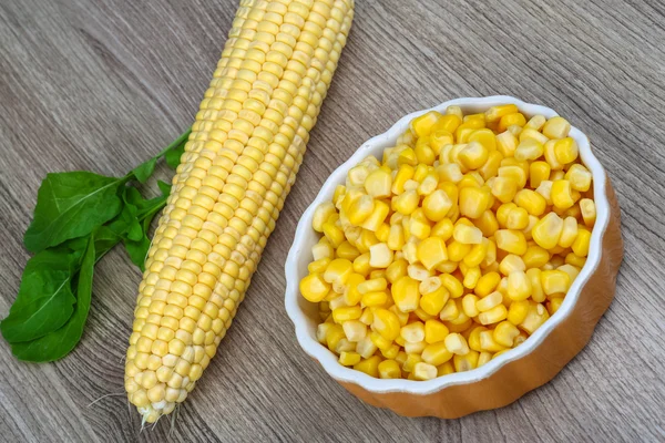 Kukuřice v míse — Stock fotografie