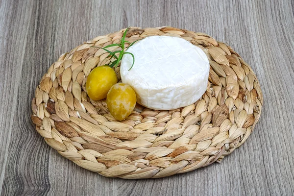 Brie cheese with yellow plums — Stock Photo, Image