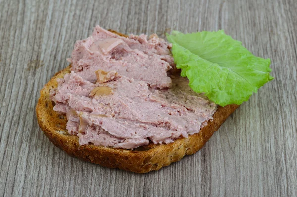Pasztet kanapka z sałatką — Zdjęcie stockowe