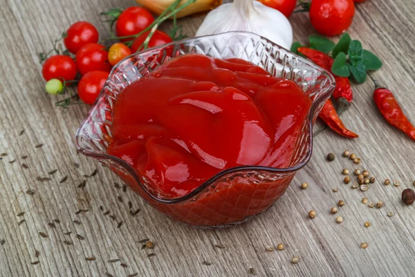 Ketchup pomidorowy w misce — Zdjęcie stockowe