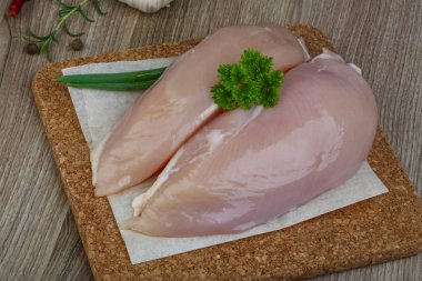 Çiğ tavuk göğsü.