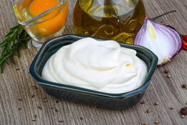 Kabın içinde mayonez sos