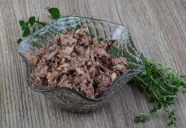 Kabın içinde konserve ton balığı