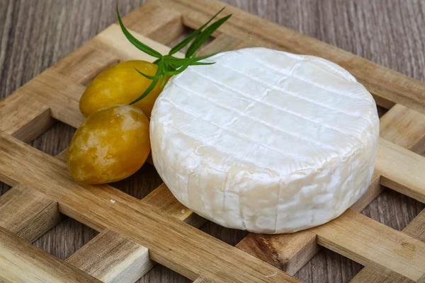 Yuvarlak Brie peyniri — Stok fotoğraf